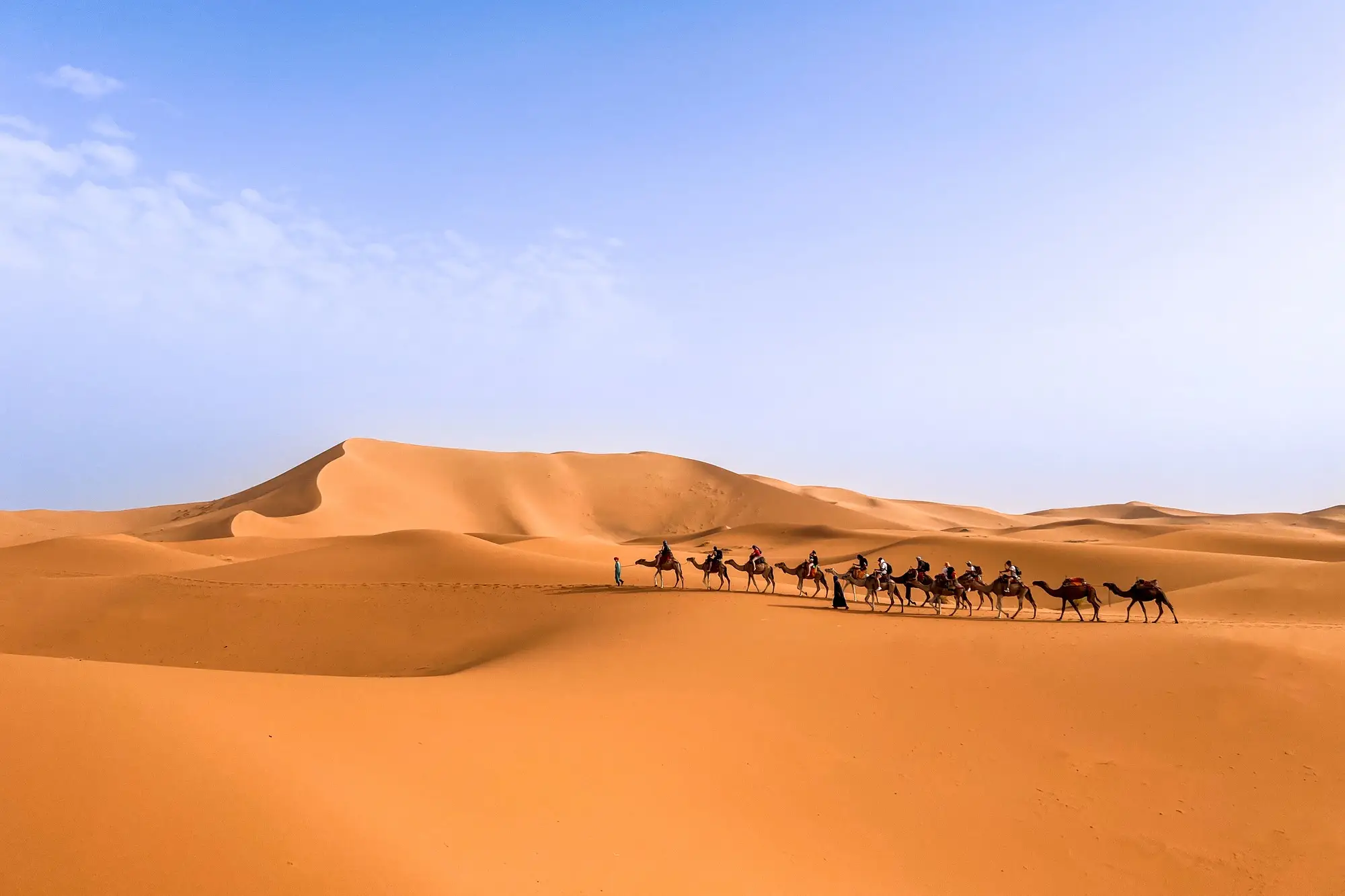 Kamelausflug durch die Merzouga-Wüste, Marokko.

