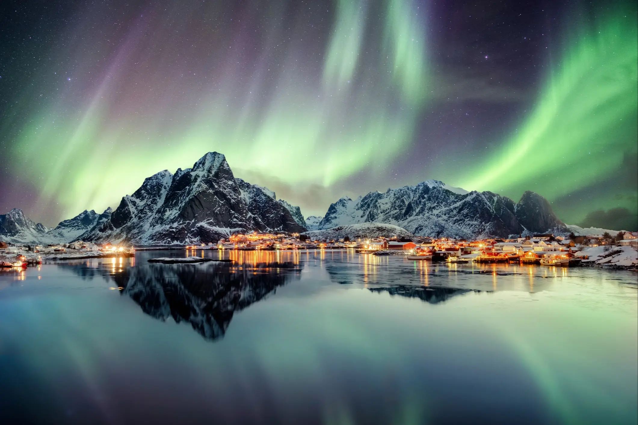 Norwegen, Fischer Dorf, Aurora Borealis Aurora Borealis tanzen auf Berg in Fischerdorf