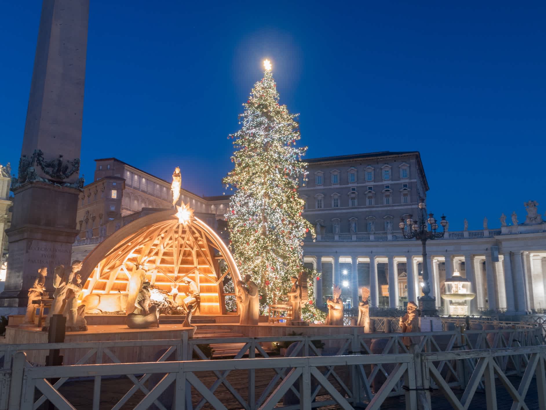 Crèche et arbre de Noël sur la place Saint-Pierre au Vatican la nuit.