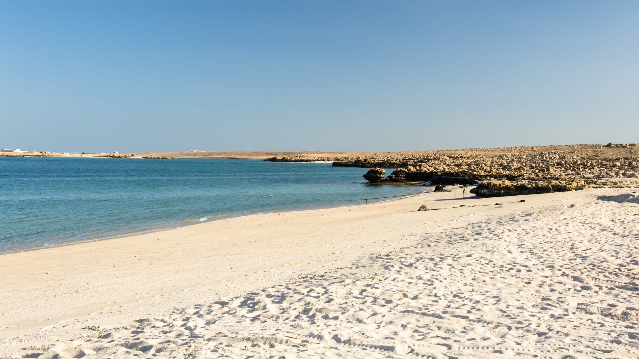 Der Ansicht auf den leeren Ras al Hadd Beach, Al Sharqiya, Oman. 