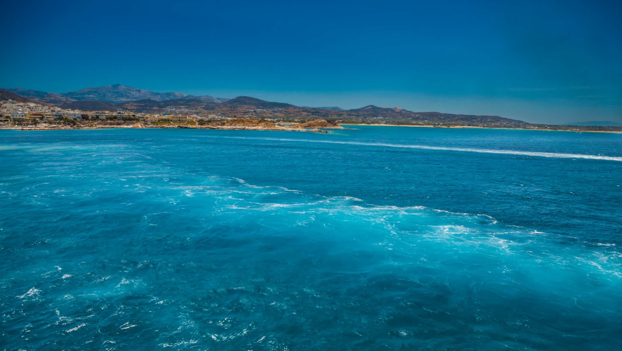 Blick auf das azurblaue Meer vor dem Strand Paralia Lionas auf Naxos, Griechenland.