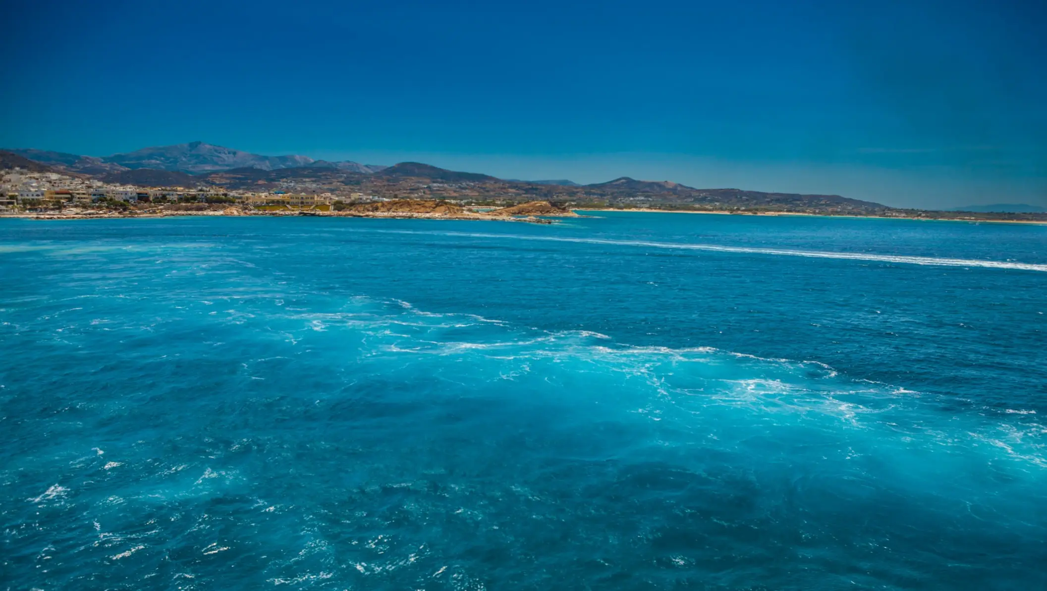 Griechenland, Naxos, Paralia Lionas Blick auf das azurblaue Meer vor dem Strand Paralia Lionas auf Naxos, Griechenland.