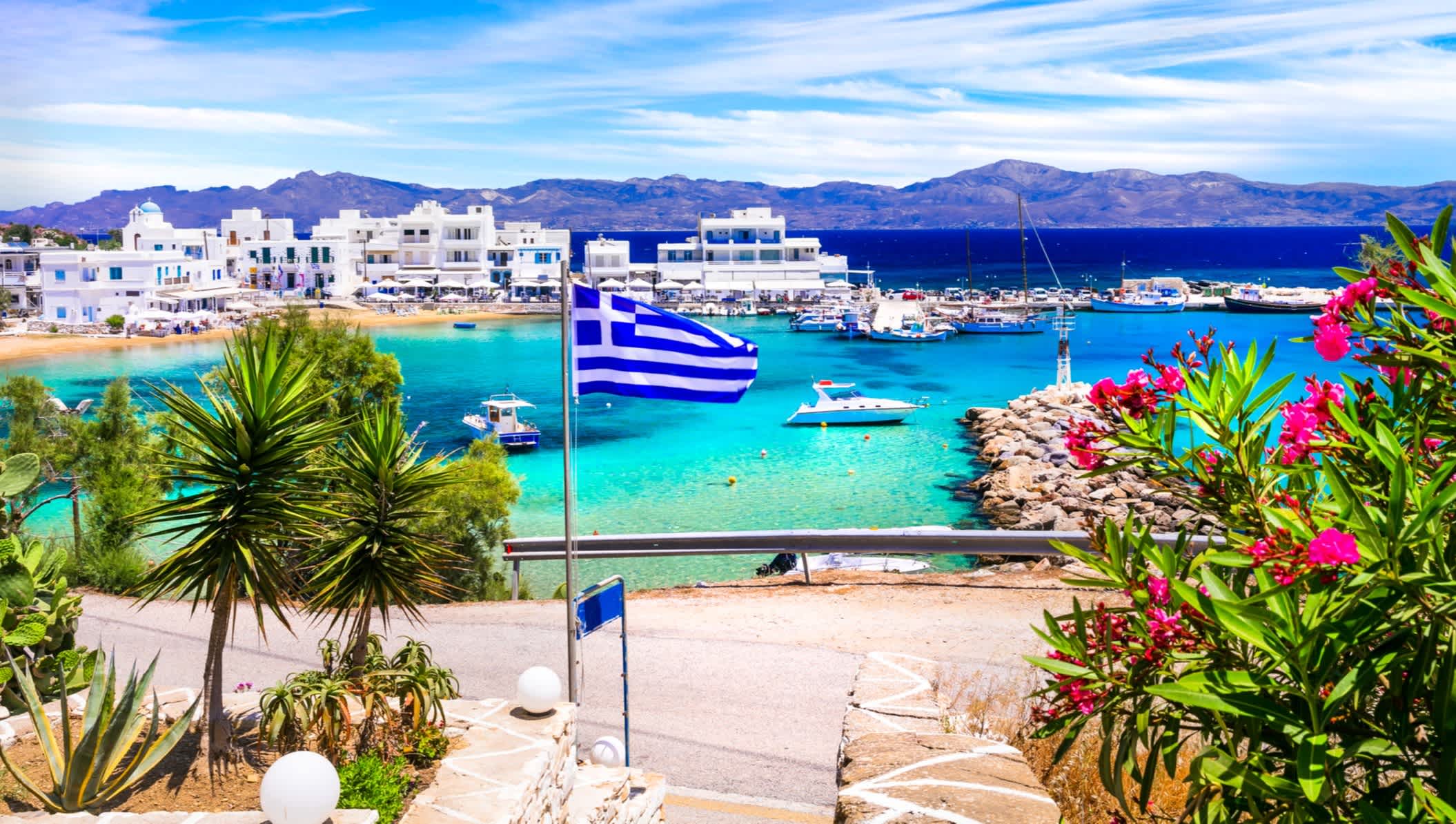 Vue du drapeau grec devant la plage de Piso Livadi à Paros, en Grèce