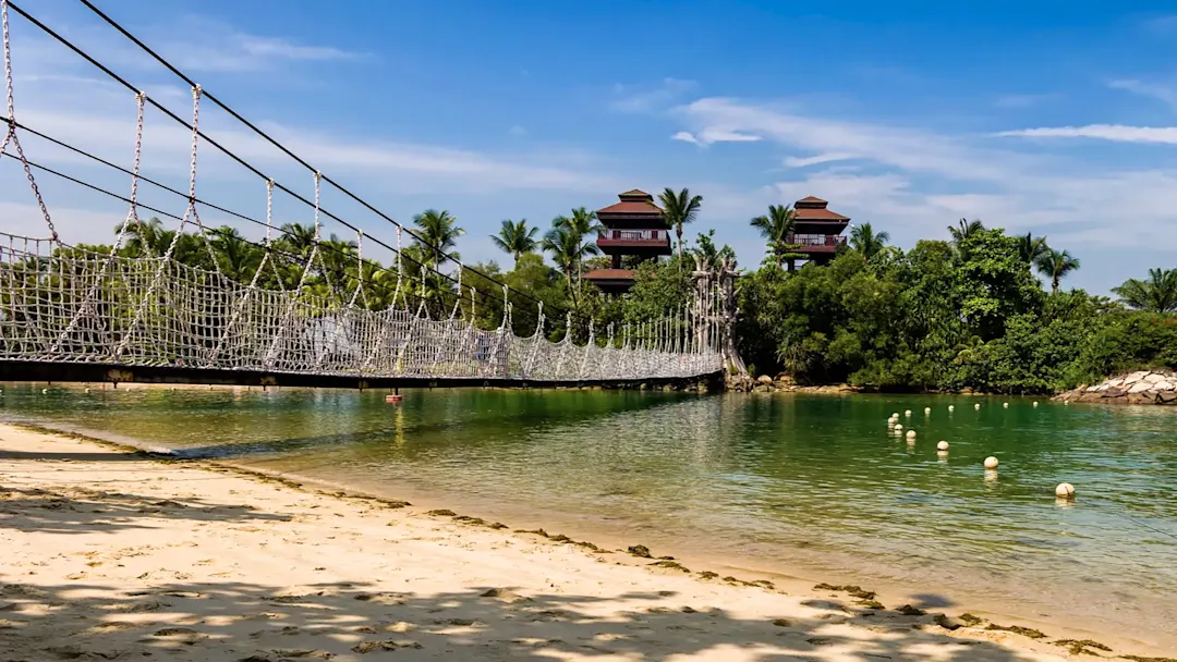 Hängebrücke am Sandstrand mit Palmen, Sentosa, Singapur, Singapur.