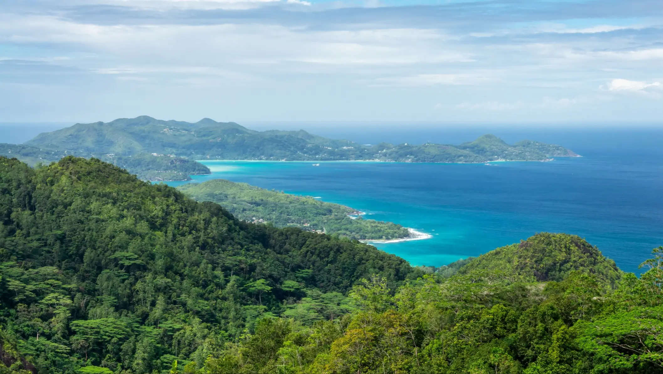 Vue pittoresque sur les montagnes et les plages de l'île de Mahé, dans le parc naturel du Morne Seychellois, aux Seychelles