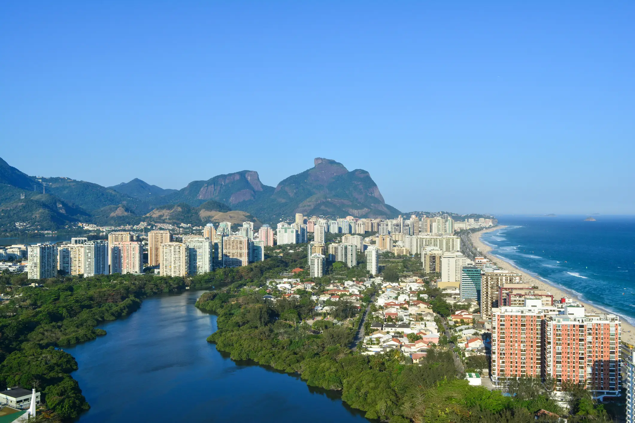 Brasilien, Rio de Janeiro, Barra Da Tijuca Luftbild von Barra Da Tijuca in Rio de Janeiro, Brasilien.
