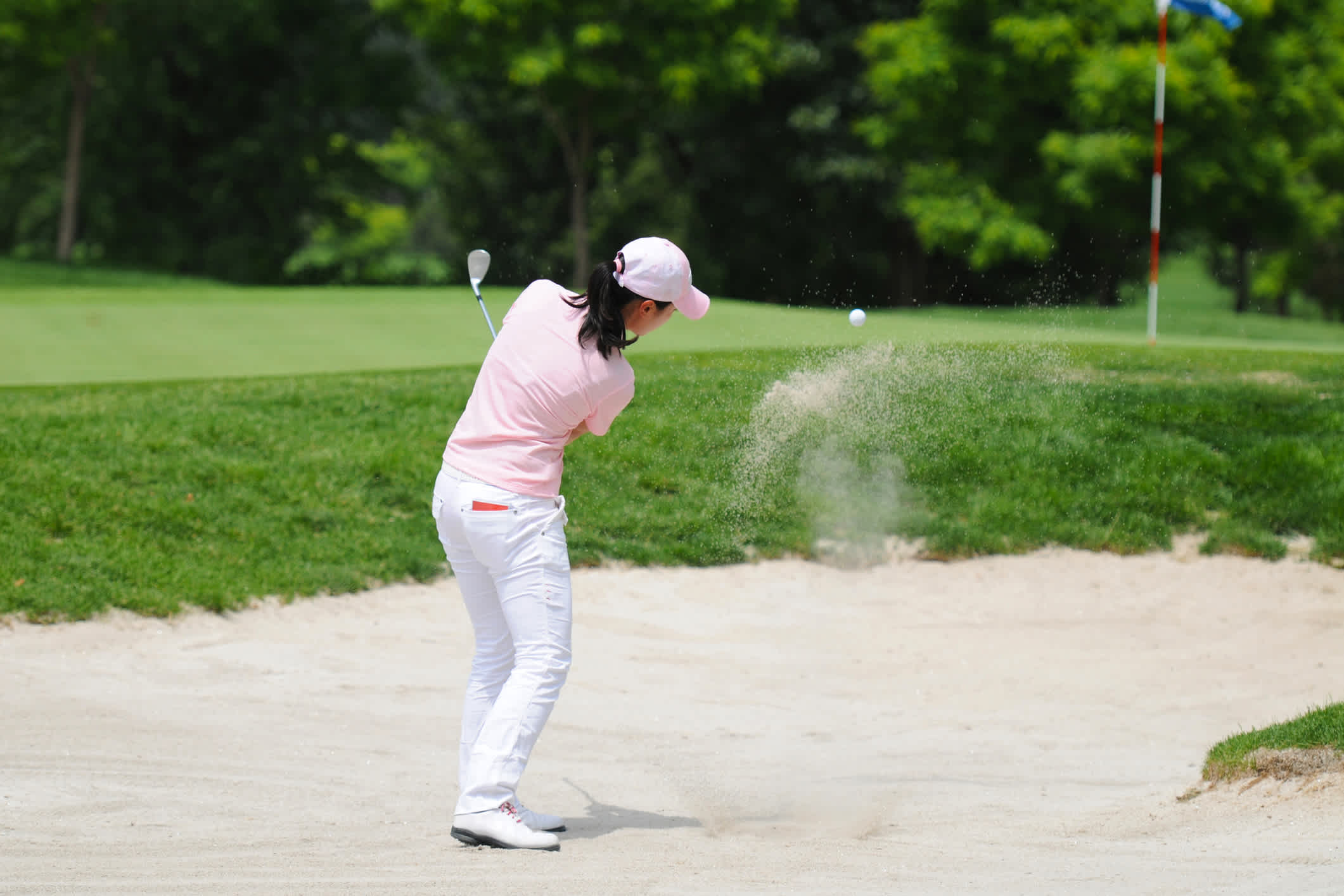 Une femme joue au golf au Japon