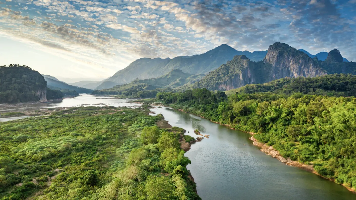 Paysage avec le fleuve Mékong et des montagnes verdoyantes. Luang Prabang, Nord, Laos.