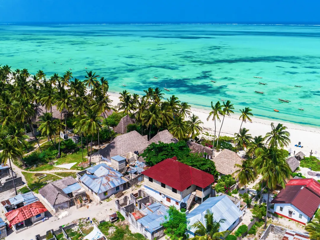 Jambiani Beach in Sansibar, Tansania, ist bekannt für seinen weiten, weißen Sandstrand und das türkisfarbene Wasser, das mit den Gezeiten in ständigem Wandel ist