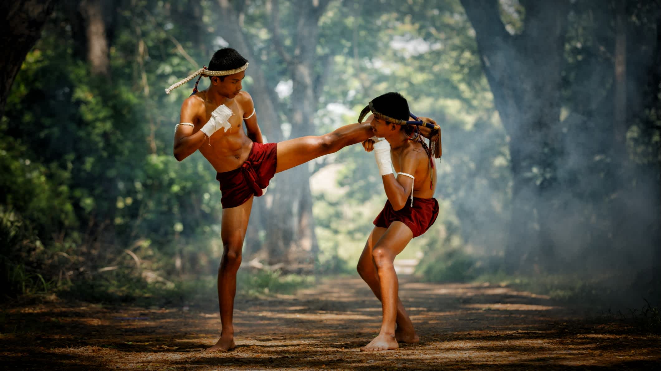 Deux combattants de Muay-thaï ou boxe thaïlandaise en Thaïlande