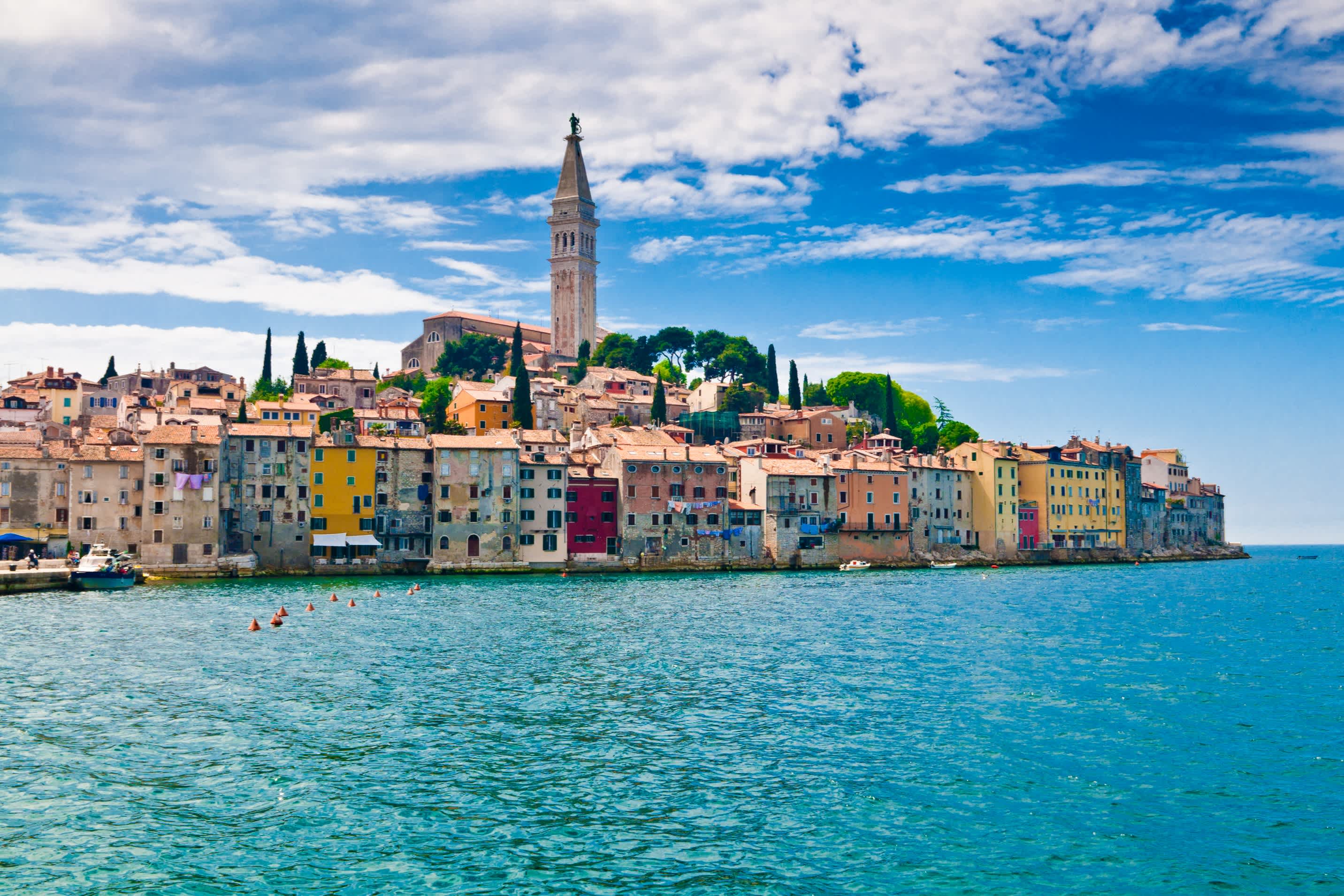 Rovinj vom Mehr aus gesehen mit Turm und bunten Häuserfassaden