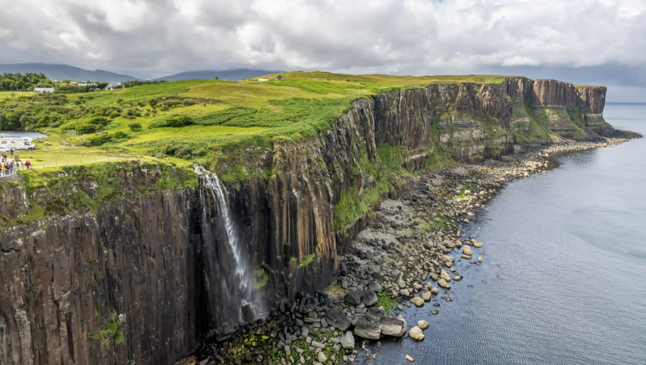 Die Drohnen-Luftaufnahme von Kilt Rock und Mealt Wasserfall, Schottland, Isle Of Skye.