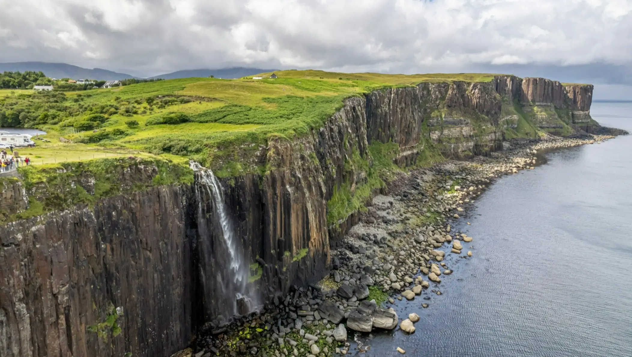 Schottland, Isle Of Skye Die Drohnen-Luftaufnahme von Kilt Rock und Mealt Wasserfall, Schottland, Isle Of Skye.