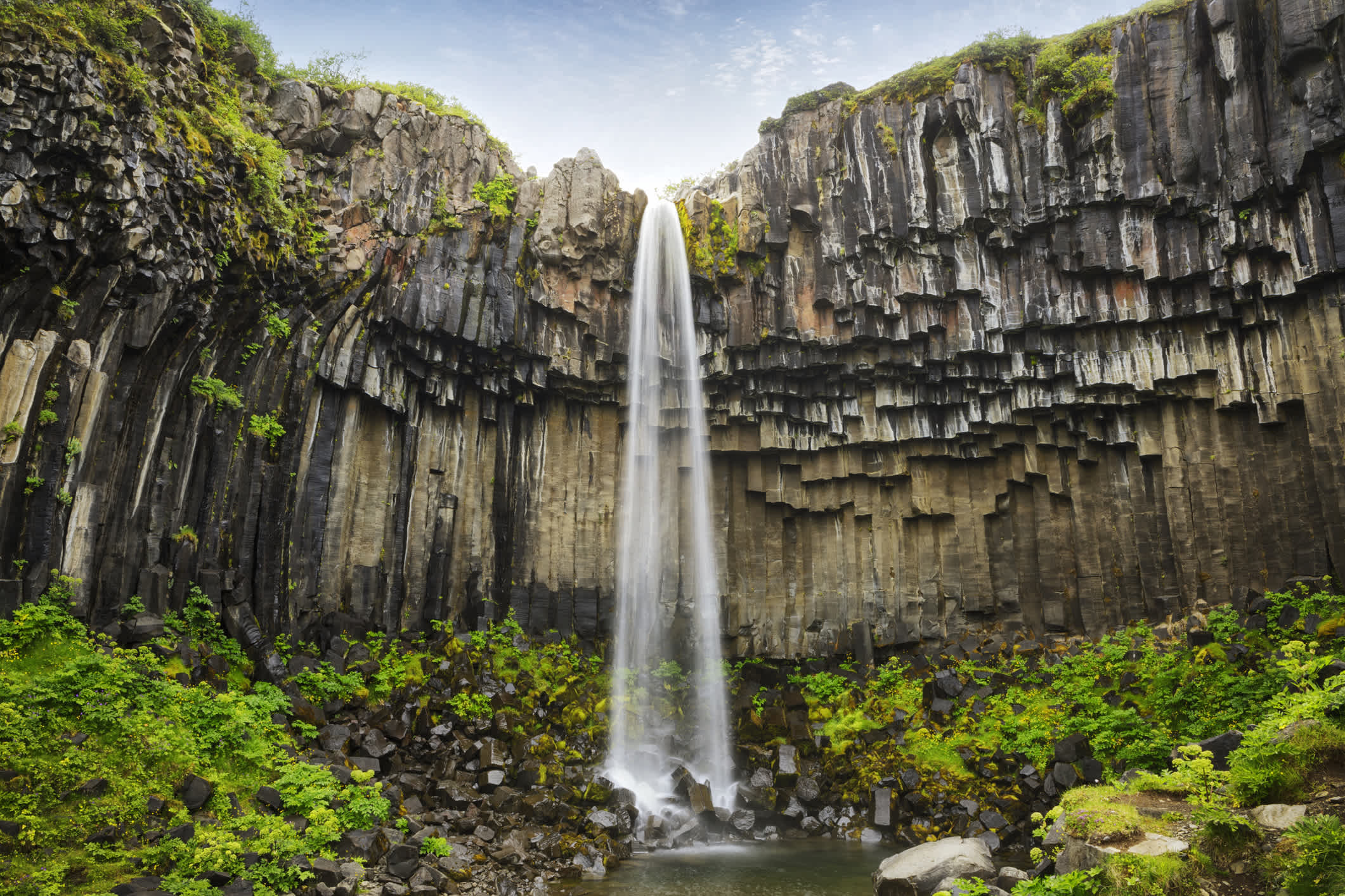 Chute d'eau de Svartifoss près du glacier Vatnajokull, Islande.

