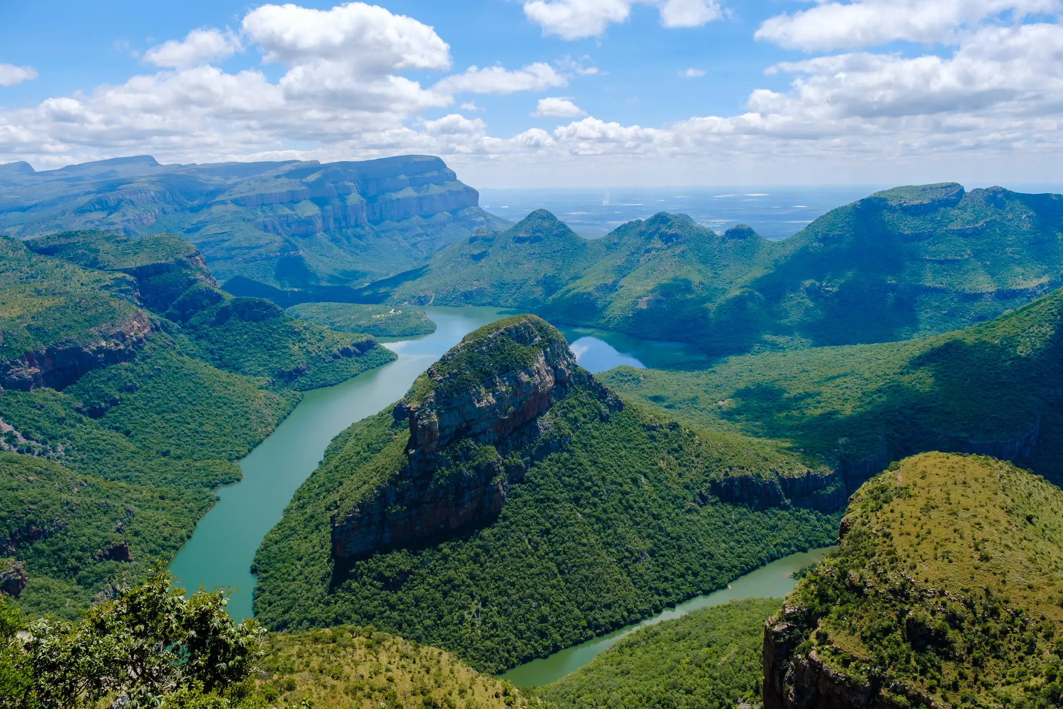 Südafrika, Mpumalanga, Blyde River Fluss, der sich durch ein Gebirge schlängelt