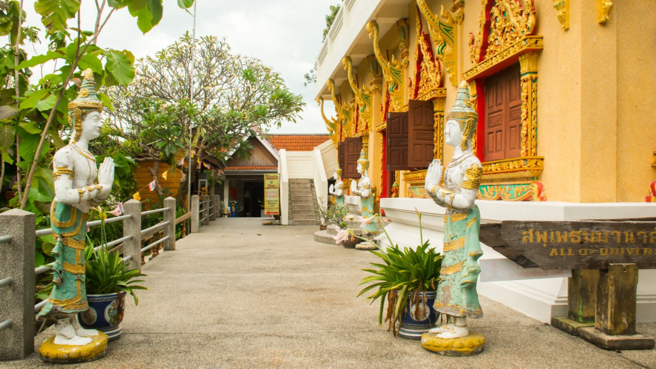 Pagode dorée du Wat Khao Hua Jook sur l'île de Koh Samui en Thaïlande

