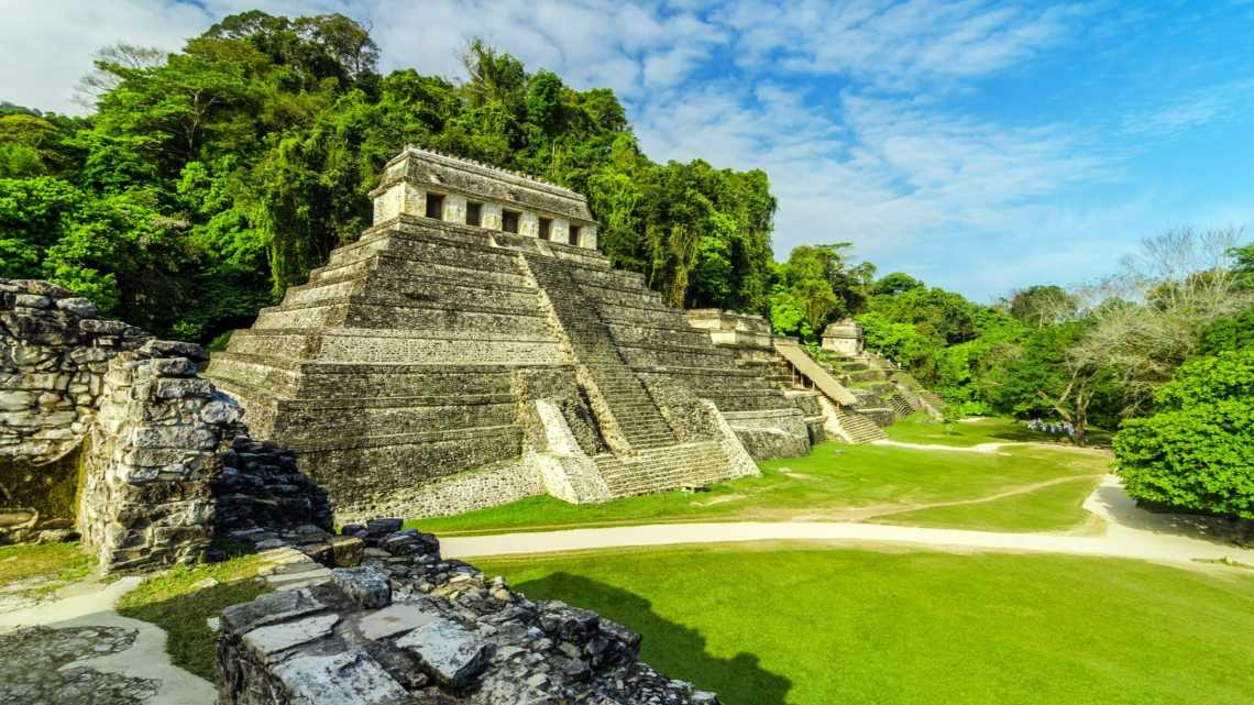 Ancien temple maya dans la ville en ruines de Palenque, Mexique