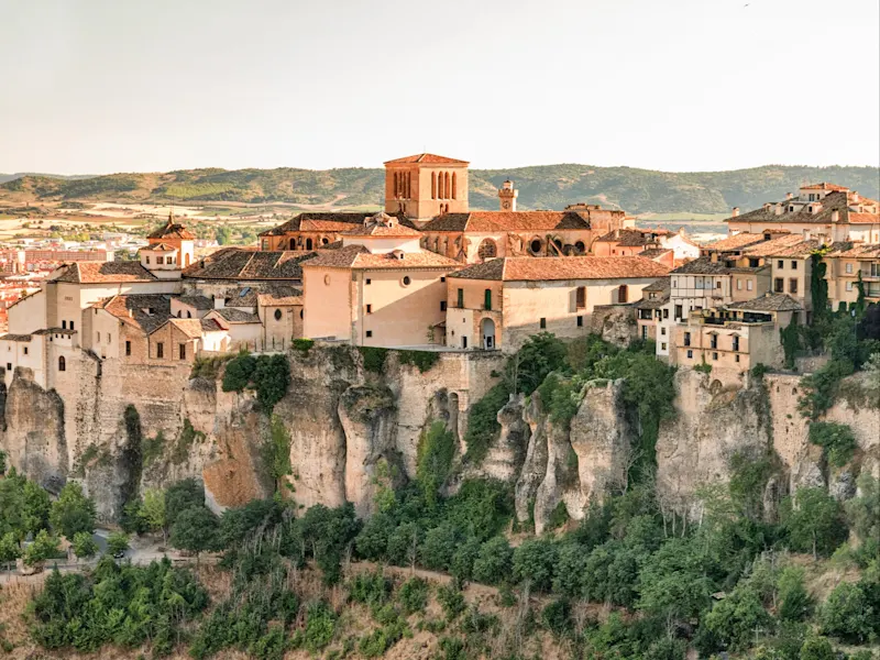 Cuenca, Kastilien-La Mancha, Spanien Die historische Stadt Cuenca in Kastilien-La Mancha, Spanien, mit ihren beeindruckenden, an den Felsen hängenden Häusern