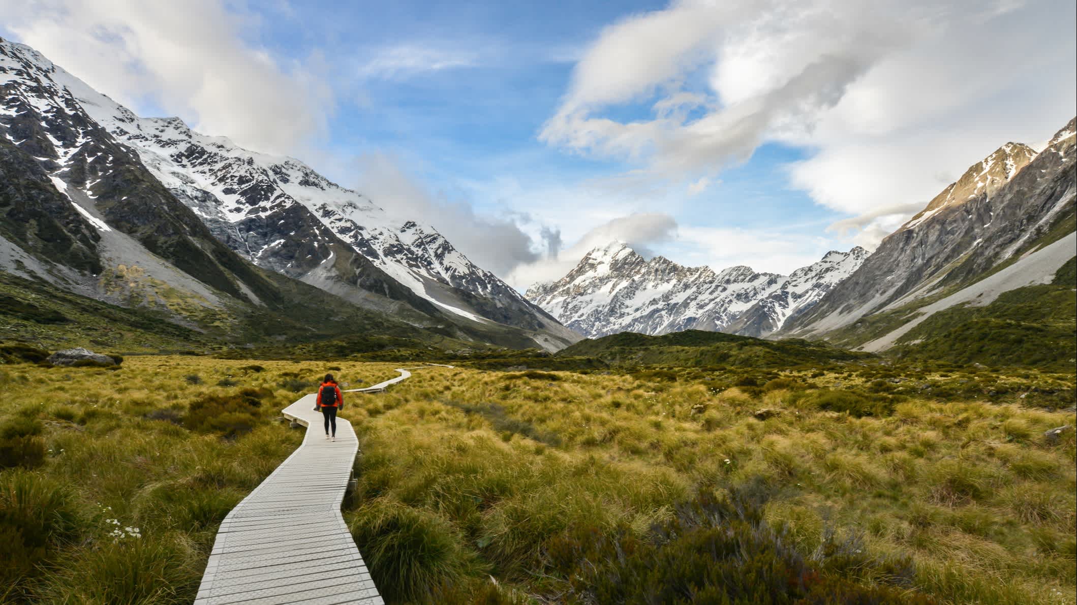 Femme Backpacker à pied sur le chemin en bois du Mt Cook en Nouvelle-Zélande