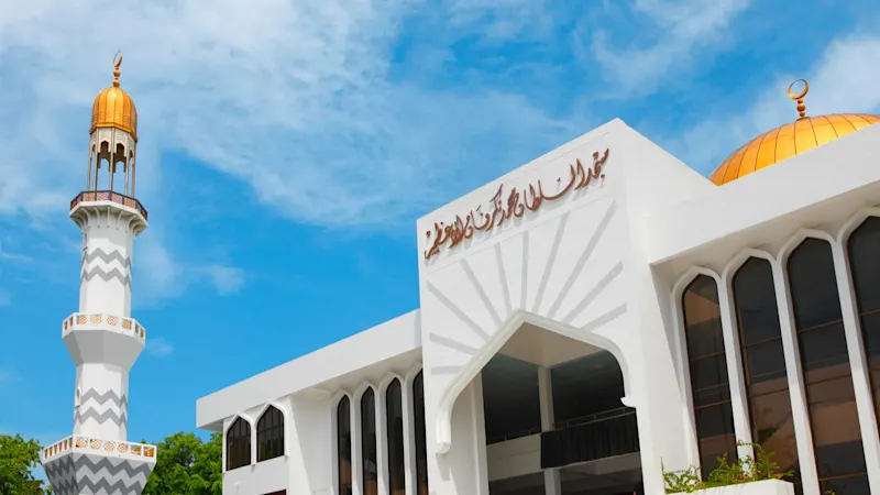 Malediven Grand Friday Mosque Malé Beeindruckende Grand Friday Mosque auf Malé, umgeben von der tropischen Atmosphäre der Malediven