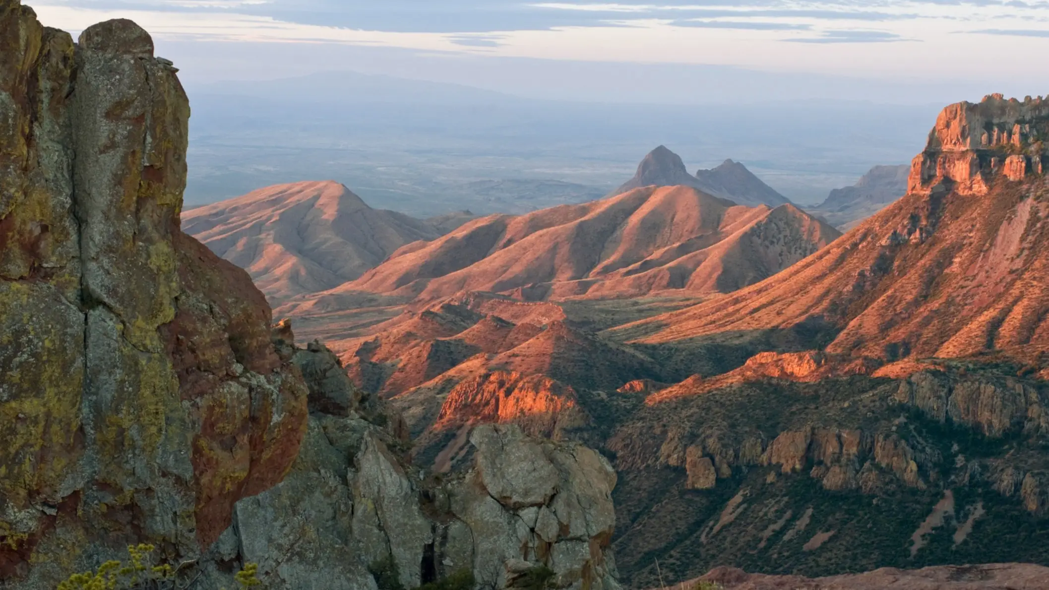 Bord nord-est de la chaîne de montagnes Chisos dans le parc national de Big Bend, Texas, États-Unis
