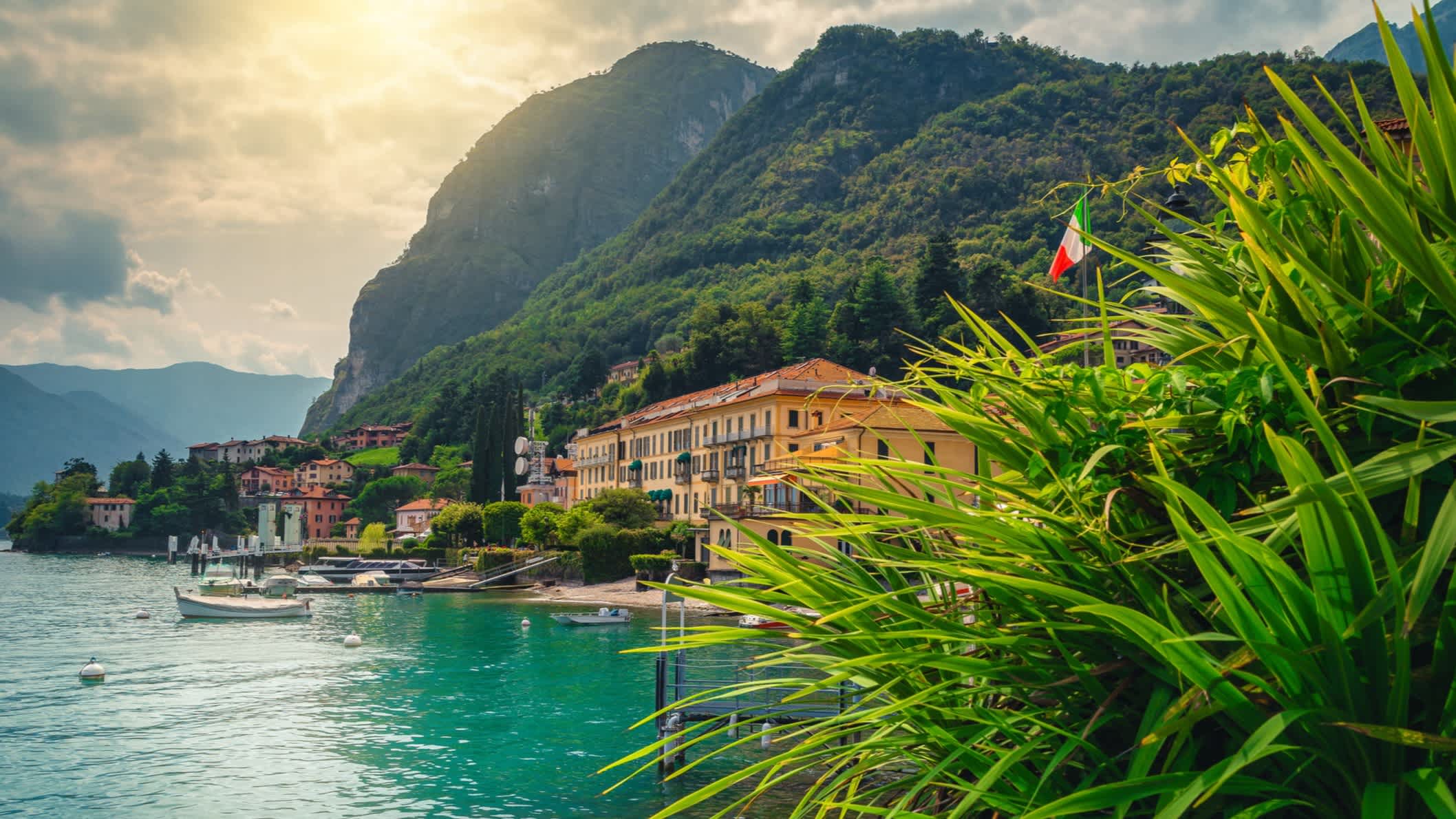 Blick auf dem Ufer von Comer See in Menaggio, Lombardei, Italien.