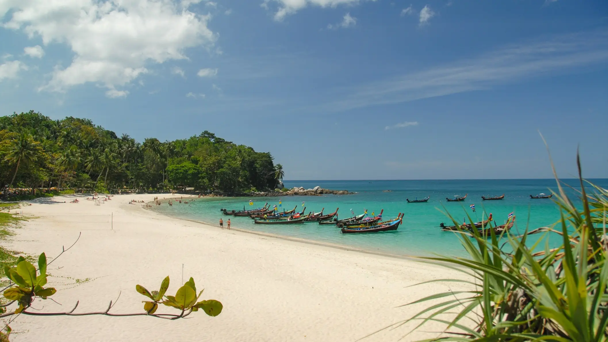 Blick auf einen weißen Sandstrand im Freiheit Strand in einer Bucht in Phuket Thailand