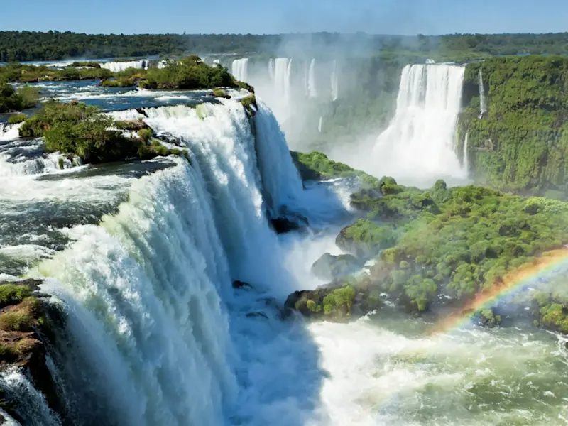 Argentinien, Misiones, Iguazú-Wasserfälle Die majestätischen Iguazú-Wasserfälle umgeben von tropischer Vegetation, Misiones, Argentinien.
