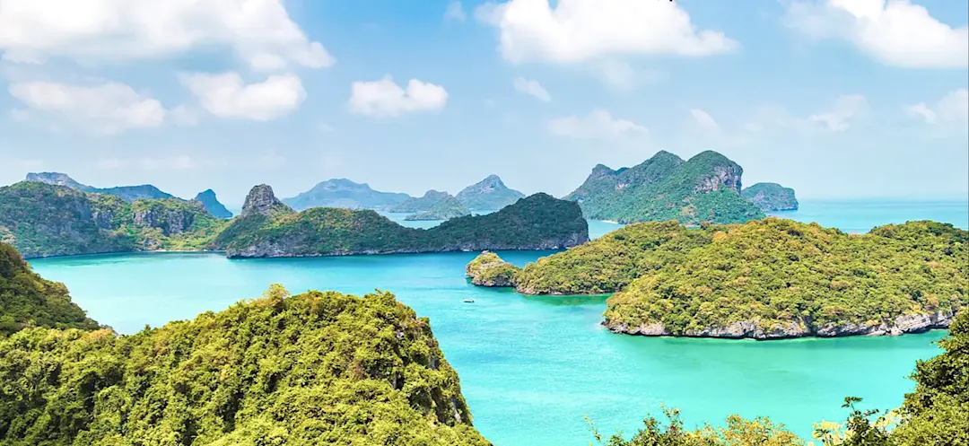 Blick auf grüne Inseln im türkisfarbenen Meer. Ko Chang, Trat, Thailand.