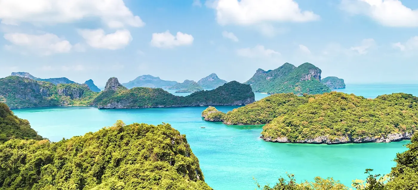 Vue sur des îles verdoyantes dans une mer turquoise. Ko Chang, Trat, Thaïlande.