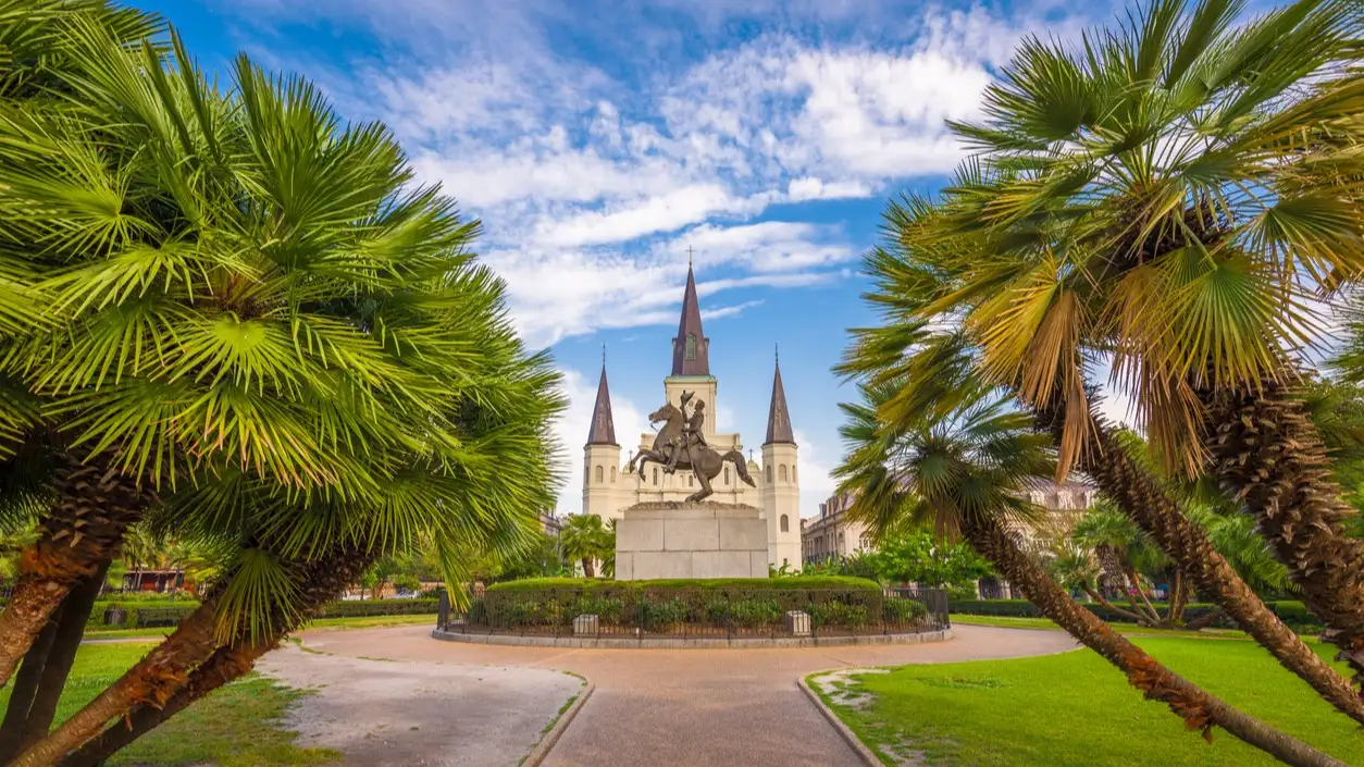 La Nouvelle-Orléans, en Louisiane (États-Unis), sur Jackson Square et la cathédrale Sainte-Louise.