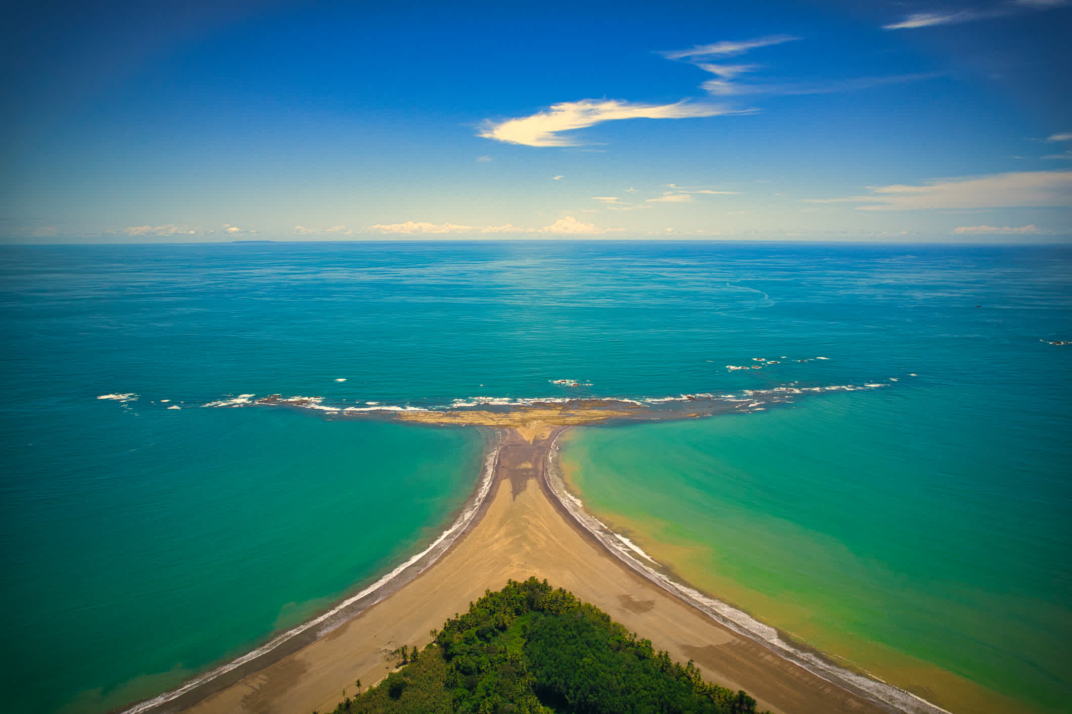 Luftaufnahme des Nationalparks Bahia Ballena in Uvita, Puntarenas, Costa Rica. 