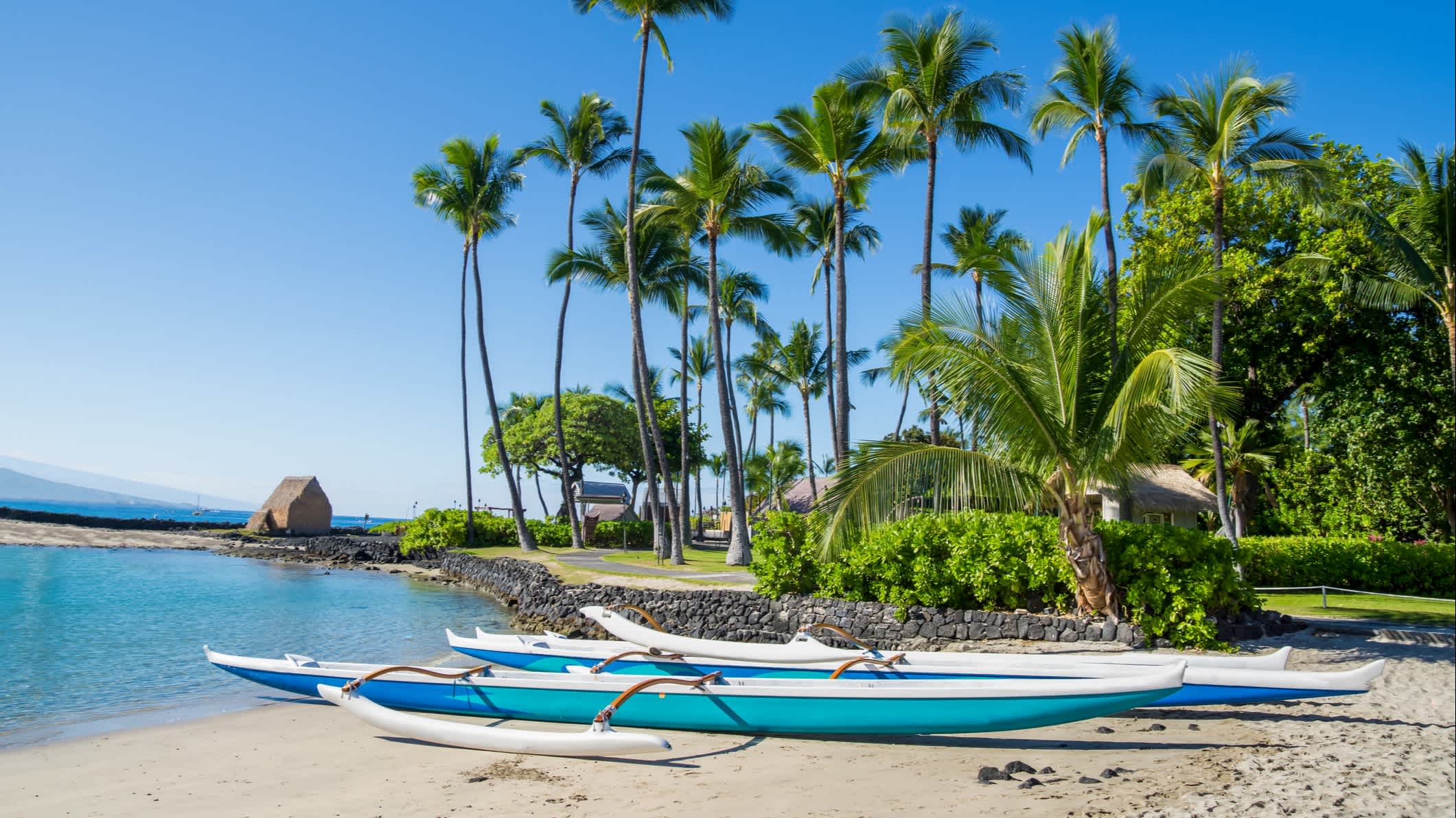 Hawaiianischer Kanus am Kamakahonu Beach in Kailua-Kona, Big Island, Hawaii.

