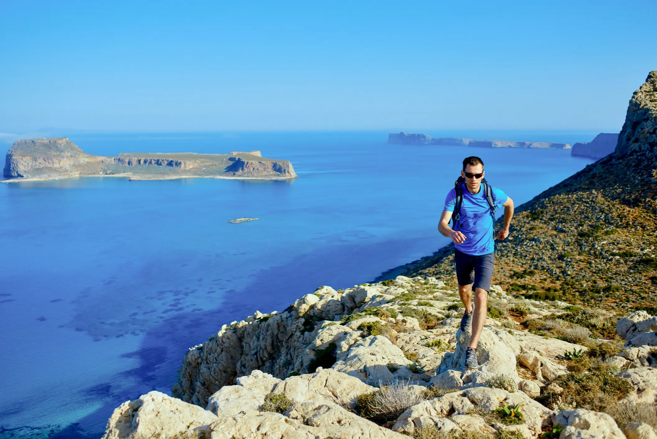 Griechenland, Kreta, Wandern Ein Wanderer mit dem Balos Strand im Hintergrund, Kreta, Griechenland