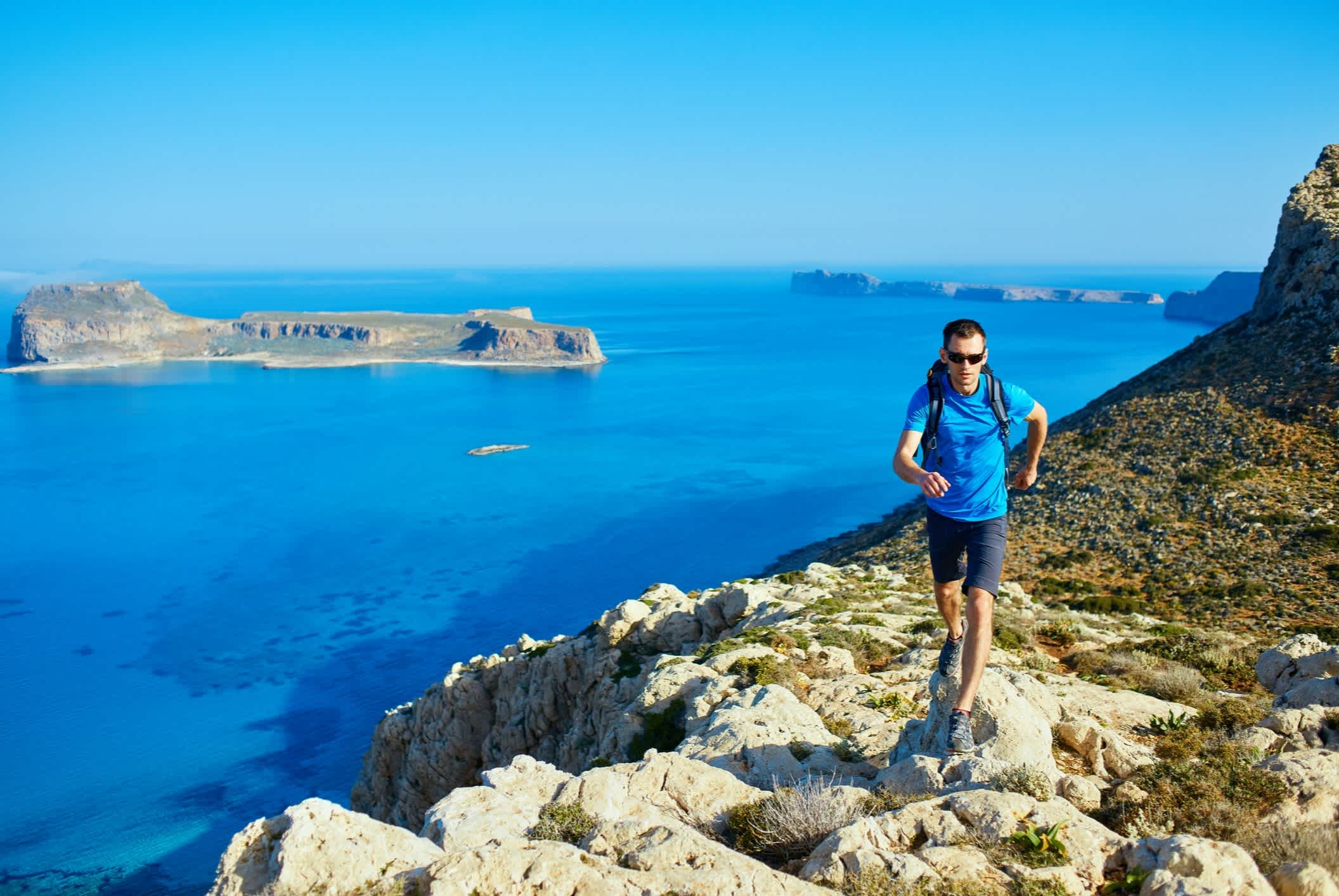 Un randonneur avec la plage de Balos en arrière-plan, Crète, Grèce

