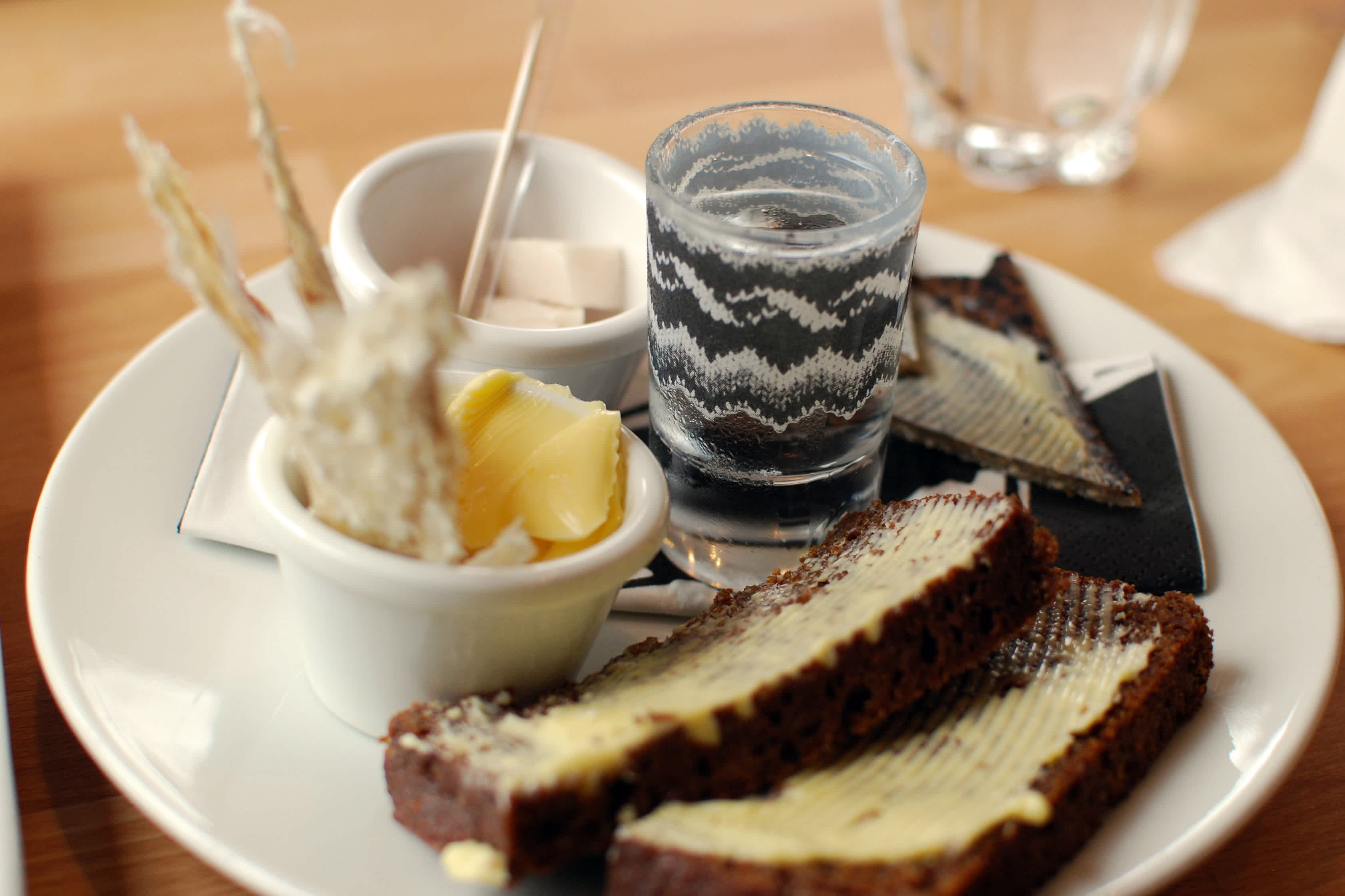 Traditionelles isländisches Essen mit einem Roggenbrot im Vordergrund. 