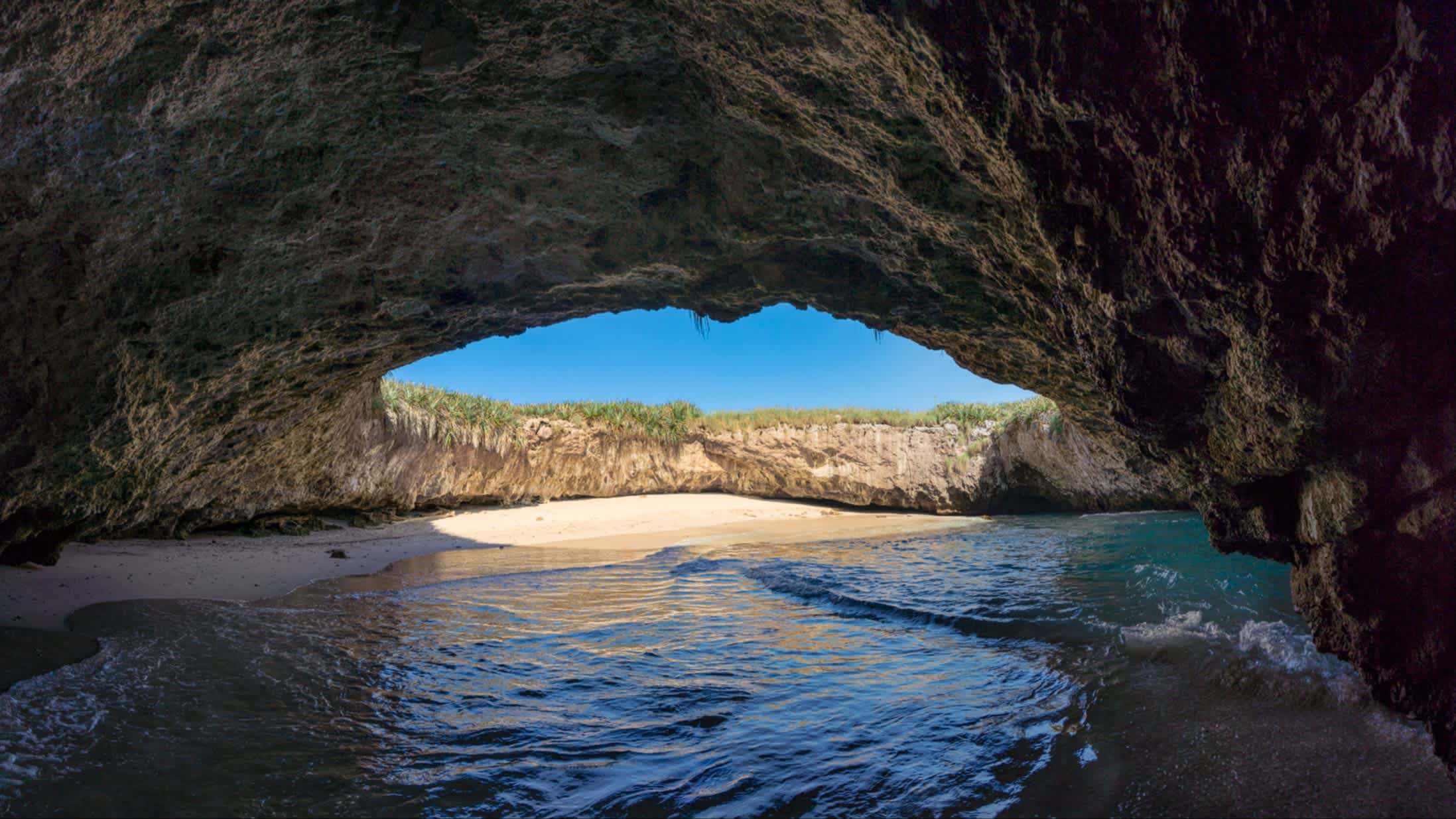 Versteckter Strand auf den Marietas-Inseln im mexikanischen Pazifik, Mexiko, bei Sonnenschein und mit Blick in die Höhe und durch das Loch.