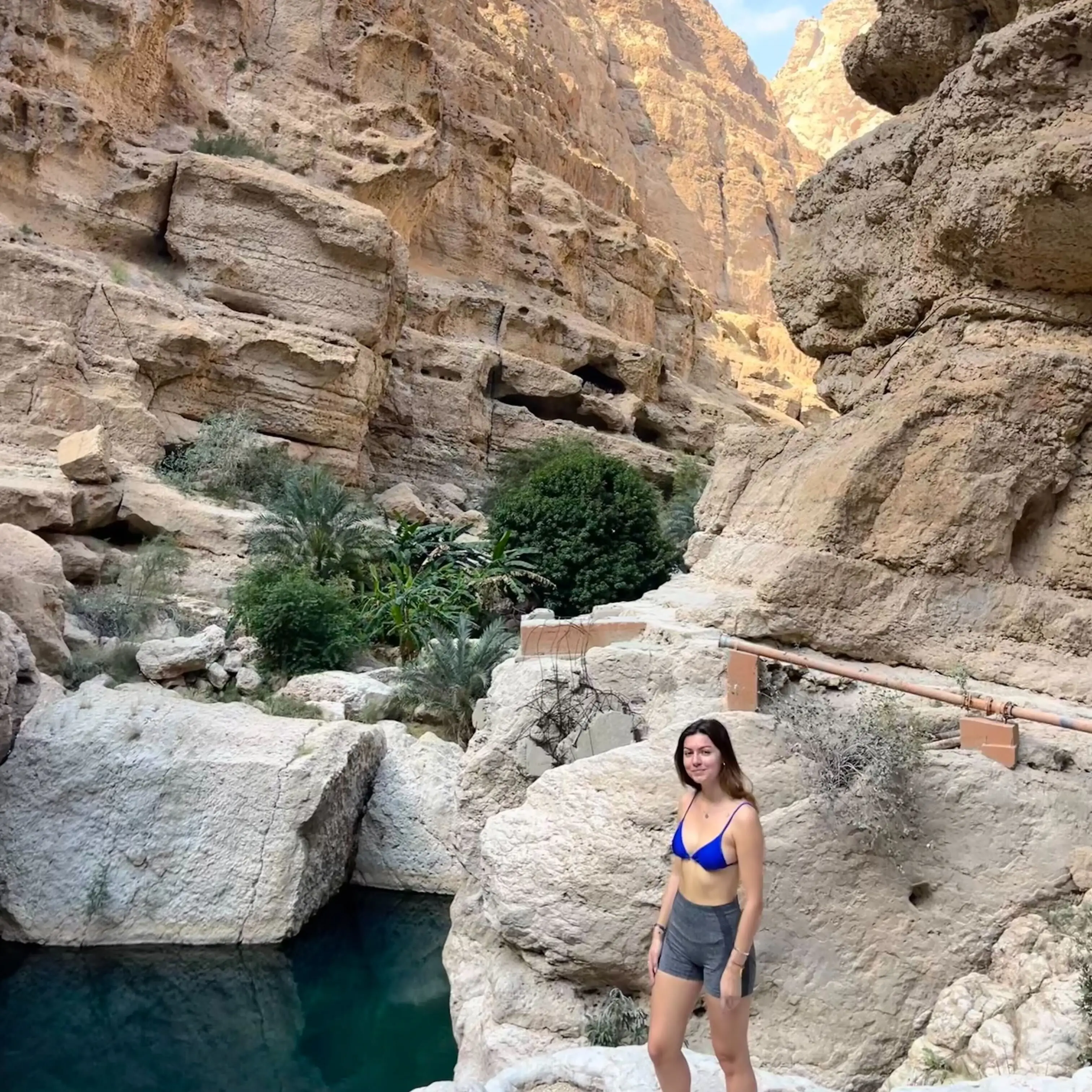 Camille Mollon Oman 2 Camille Mollon in einer Schlucht in Oman