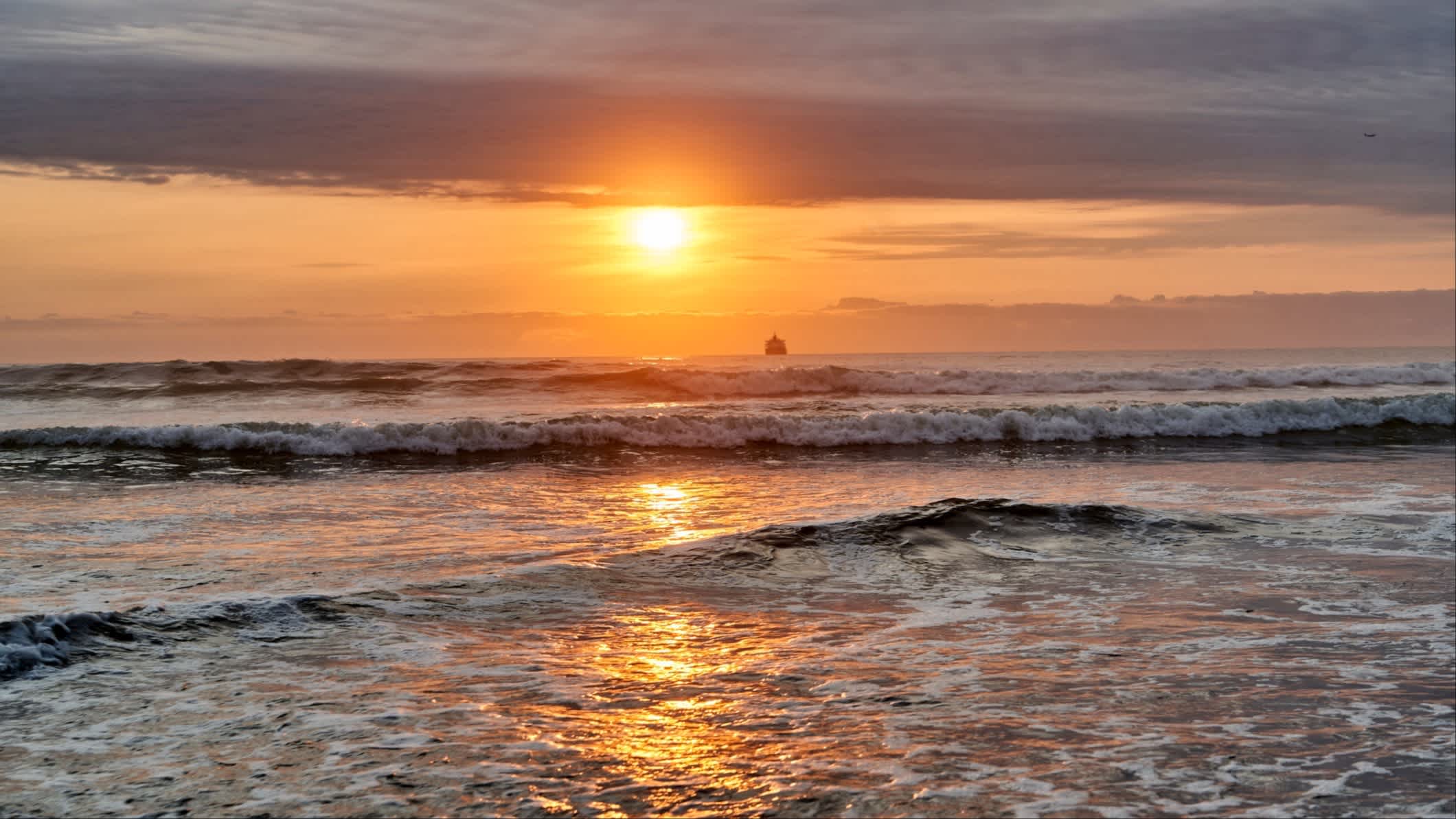 Coucher de soleil sur la plage de Wakama près de Lima, au Pérou