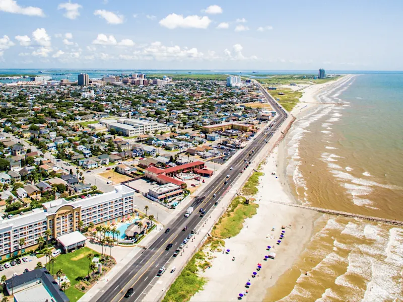 USA Texas Galveston Seawall und Strand Die Galveston Seawall in Texas bietet eine atemberaubende Aussicht auf den Golf von Mexiko und ist bekannt für den langen, gepflegten Strand, der sich ideal zum Sonnenbaden und für Spaziergänge eignet