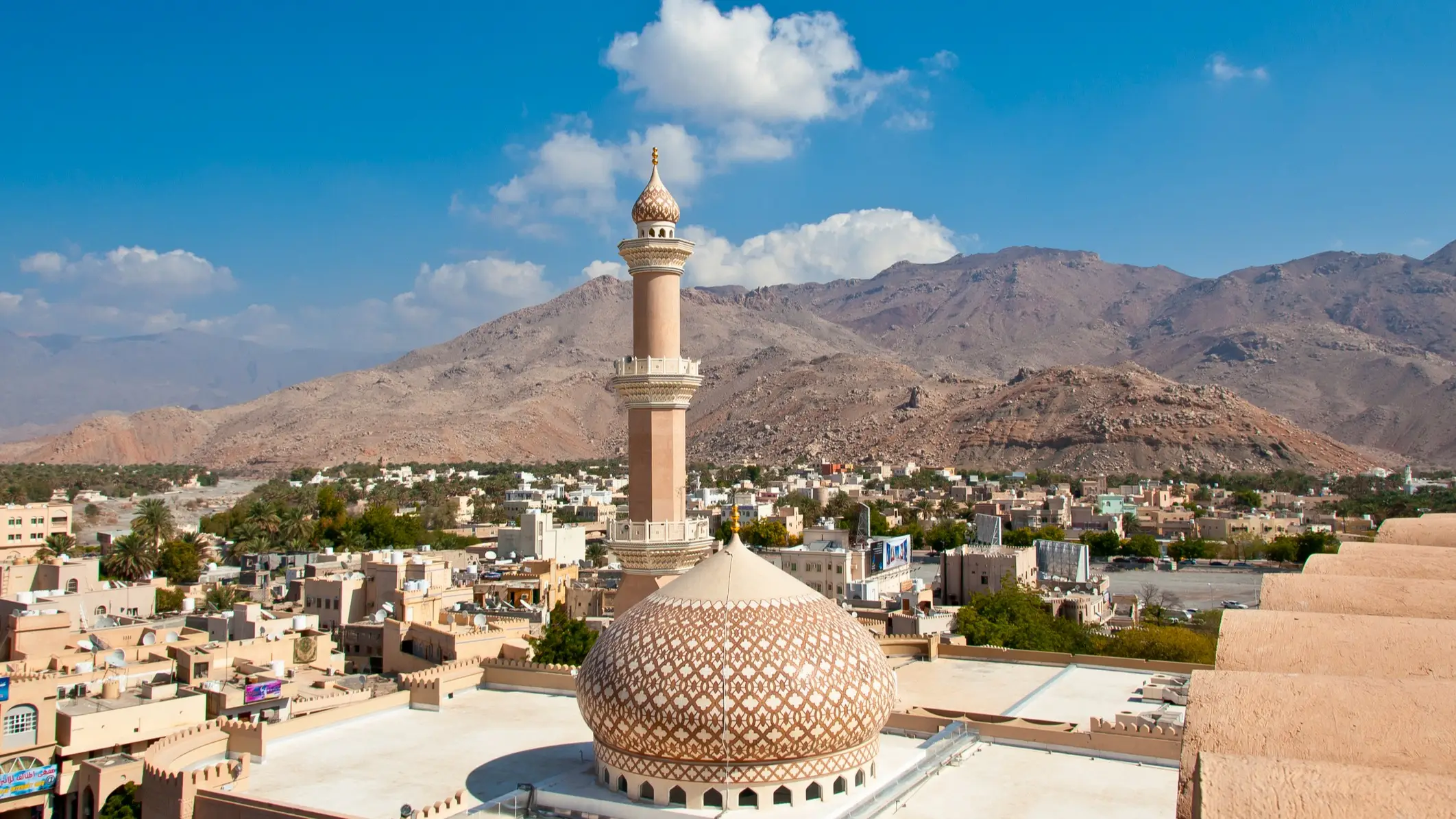 Vue de la grande mosquée de Nizwa, Oman.
