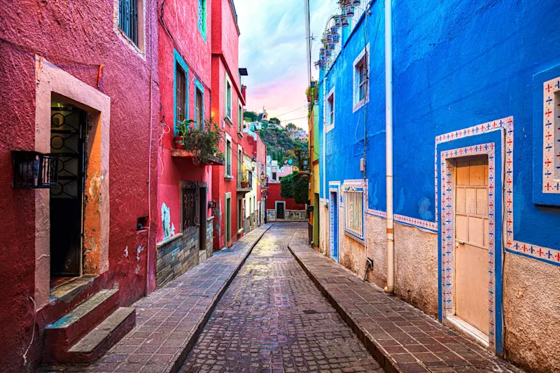 Rues colorees, ville Guanajuato, Mexique Une ruelle colorée dans la ville de Guanajuato, au Mexique.