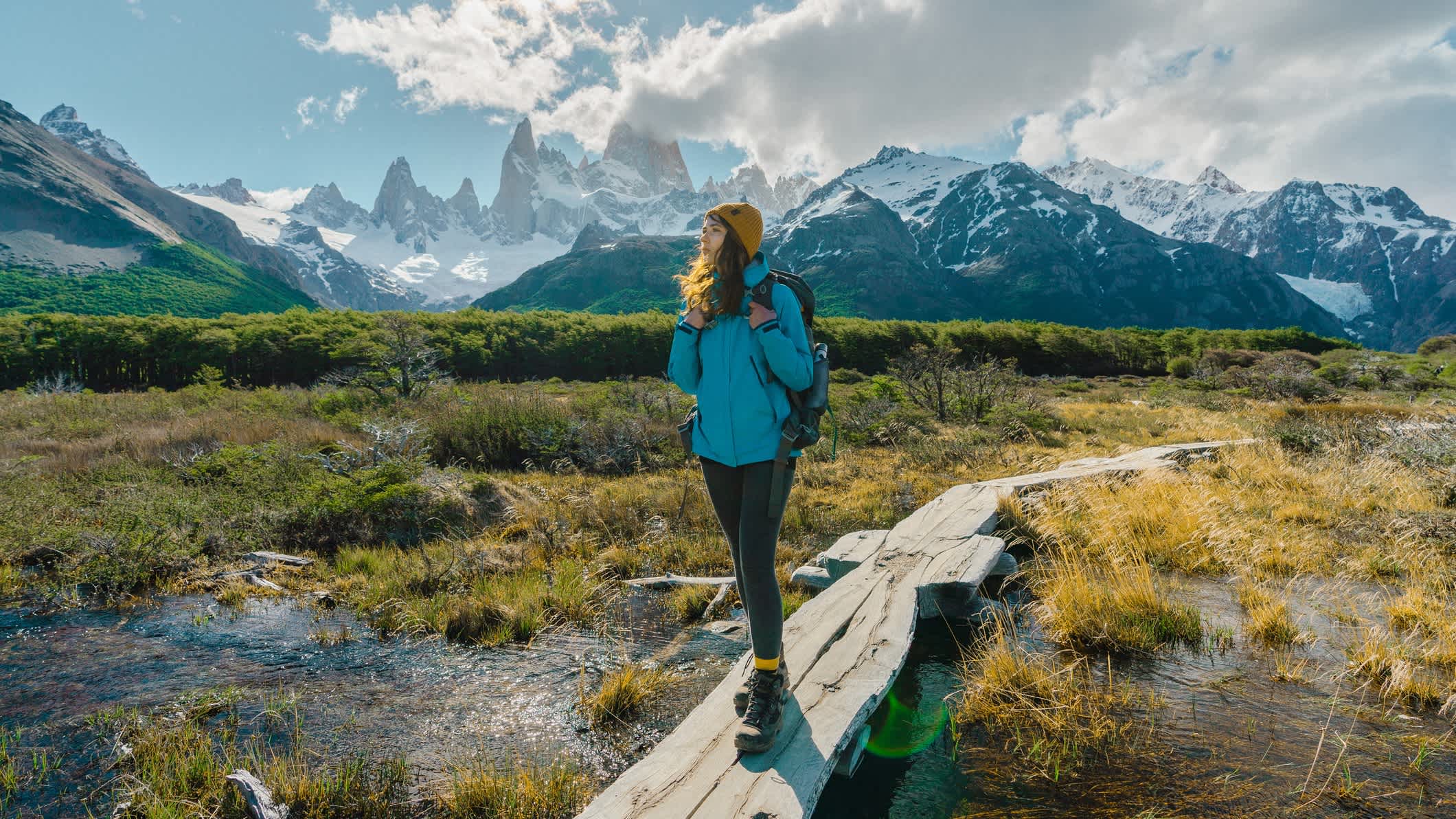 Frau wandert in der Nähe des Fitz Roy Berges in Patagonien, Argentinien. 