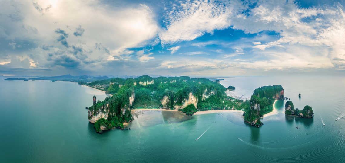 Luftaufnahme des Railay Bay Beach auch bekannt als Rai Leh, ist eine kleine Halbinsel zwischen der Stadt Krabi und Ao Nang in Thailand