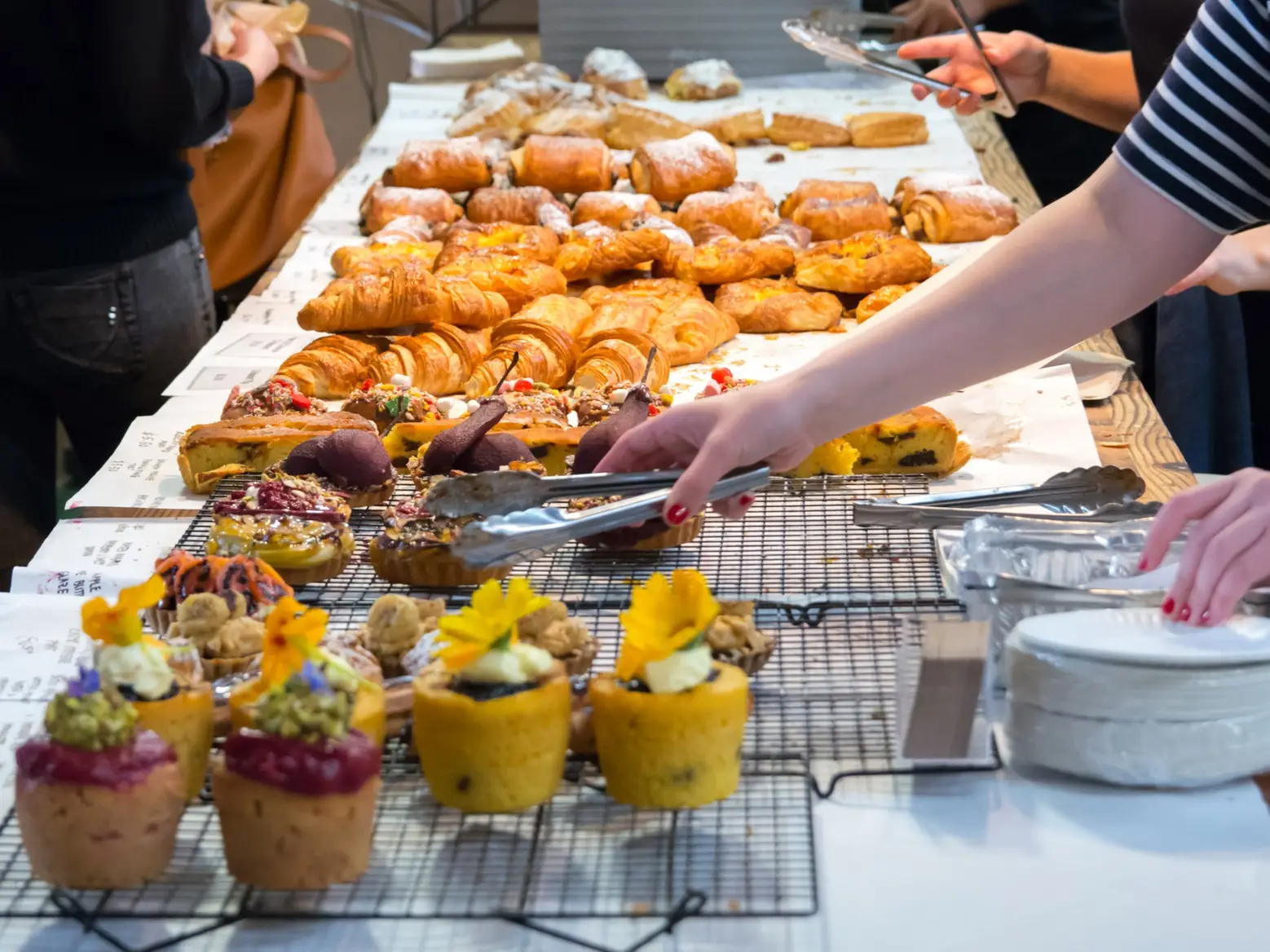 Boulangerie avec choix de croissants et de pâtisseries sucrées,