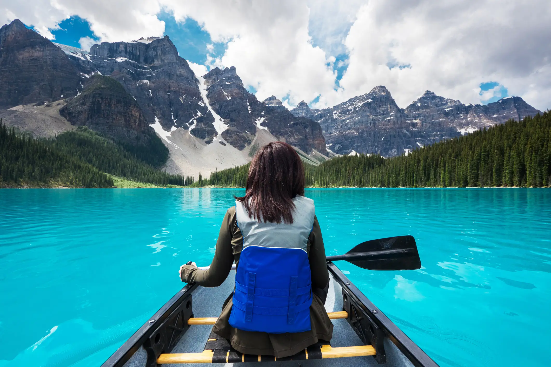Canada, parc national de Banff, canoë Canoë sur le lac Moraine, parc national de Banff, Alberta, Canada.