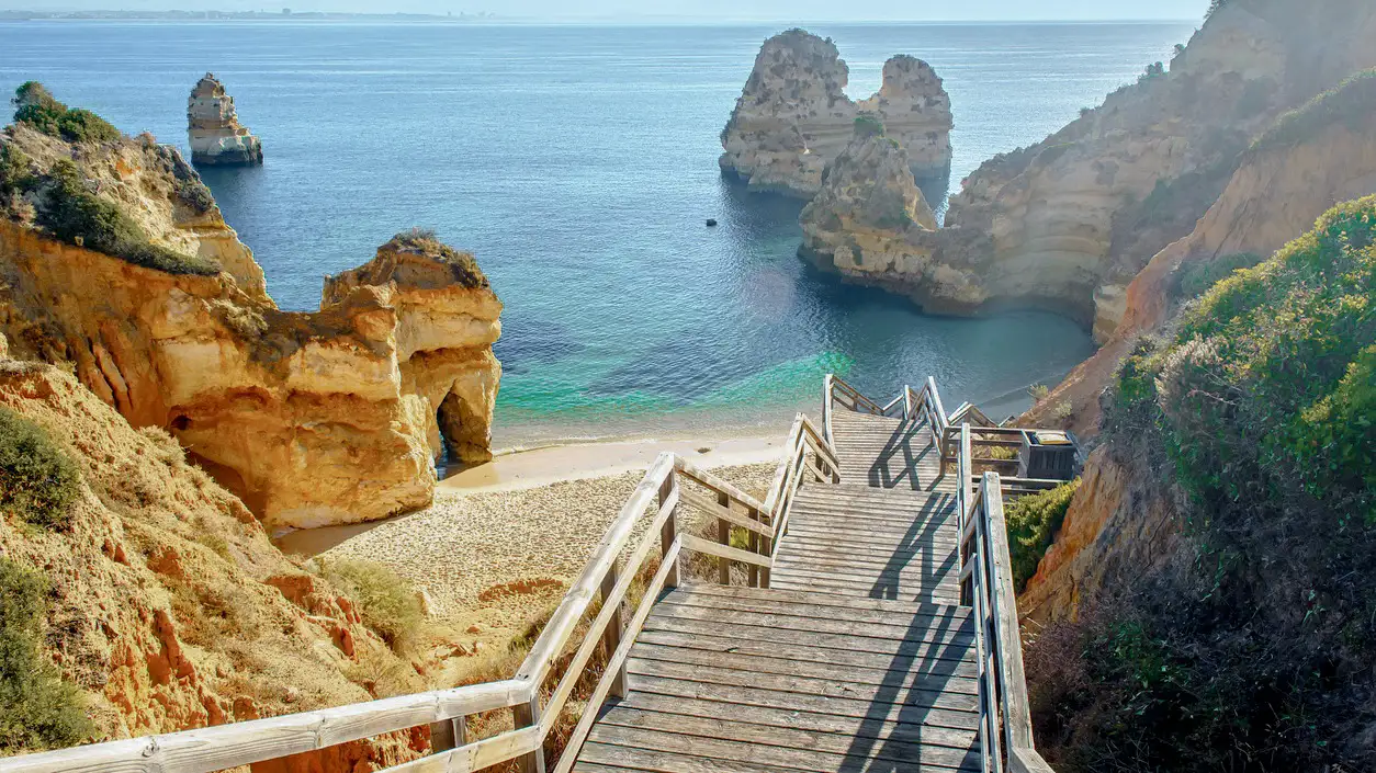 Passerelle en bois vers la plage Praia Camilo près de Lagos, Algarve, Portugal