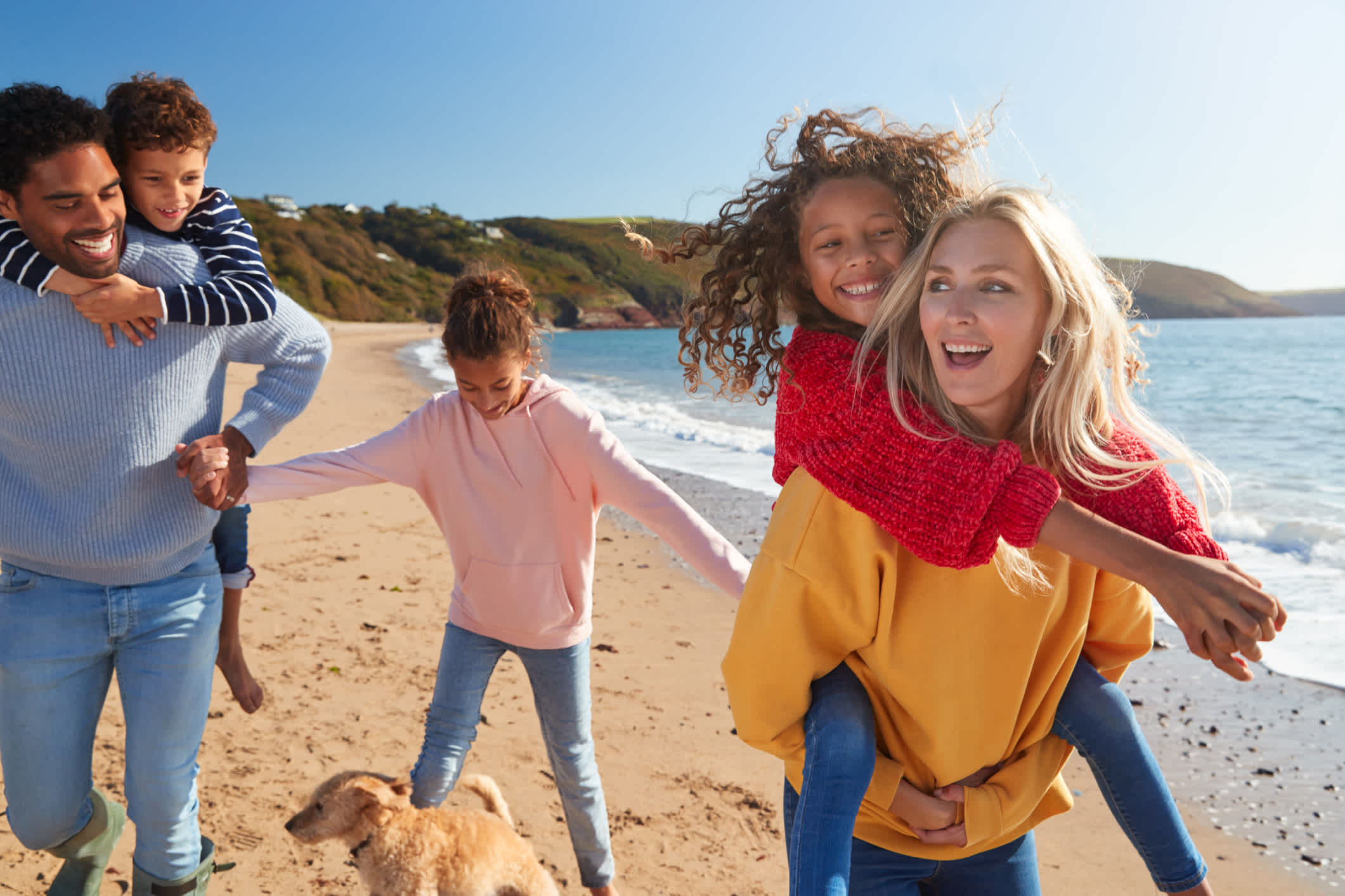 Eine Familie im Urlaub bei einem Spaziergang am Strand.