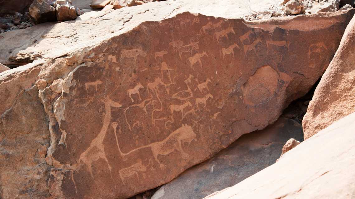 Petroglyphen der Buschmänner in Twyfelfontein. Gestaltung mit Giraffe, Löwe, Pferden und anderen Tieren. Namibia, Afrika