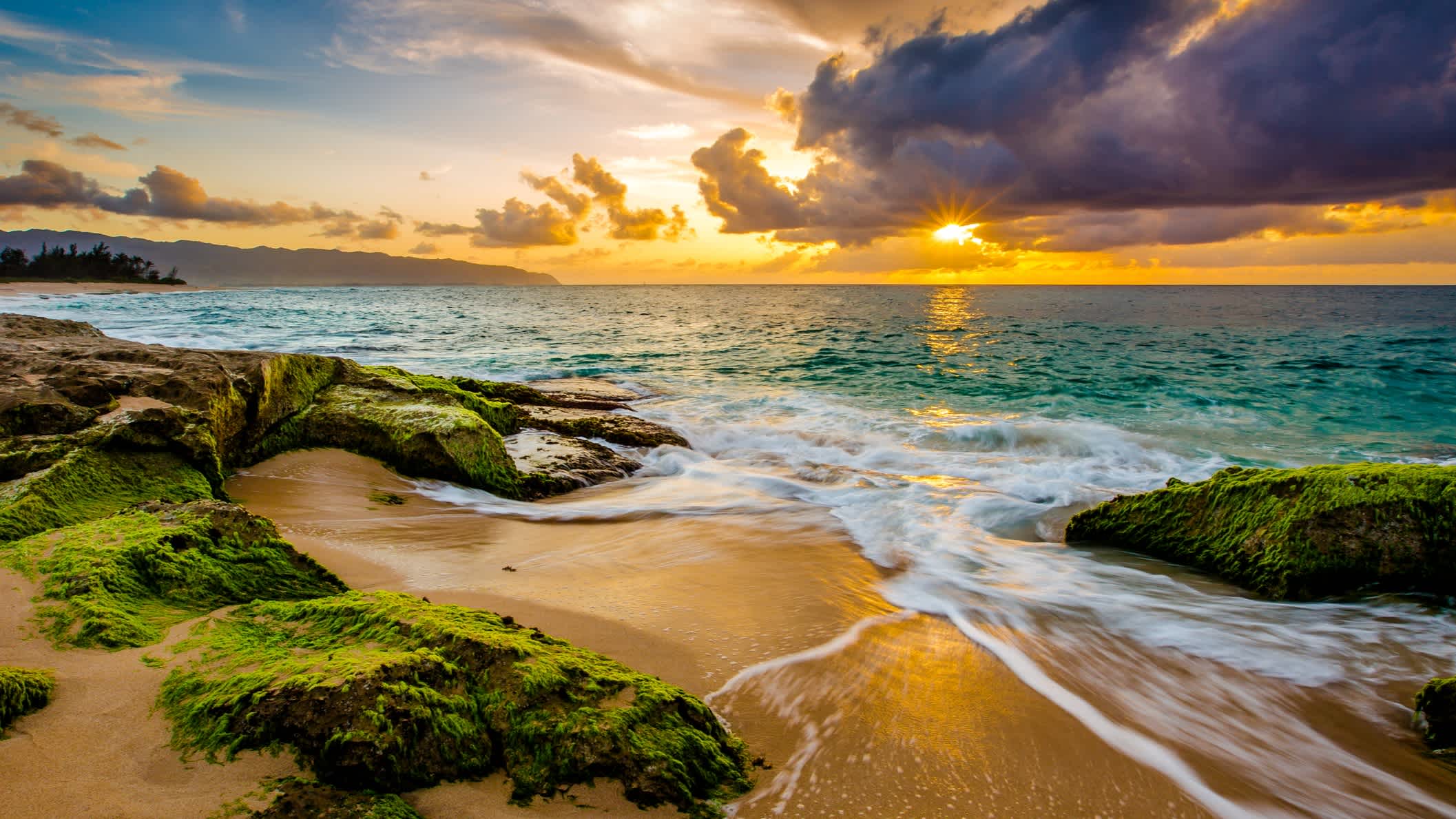 Ein Sonnenuntergang entlang der Küste von Oahus Nordküste in Hawaii, USA. 

